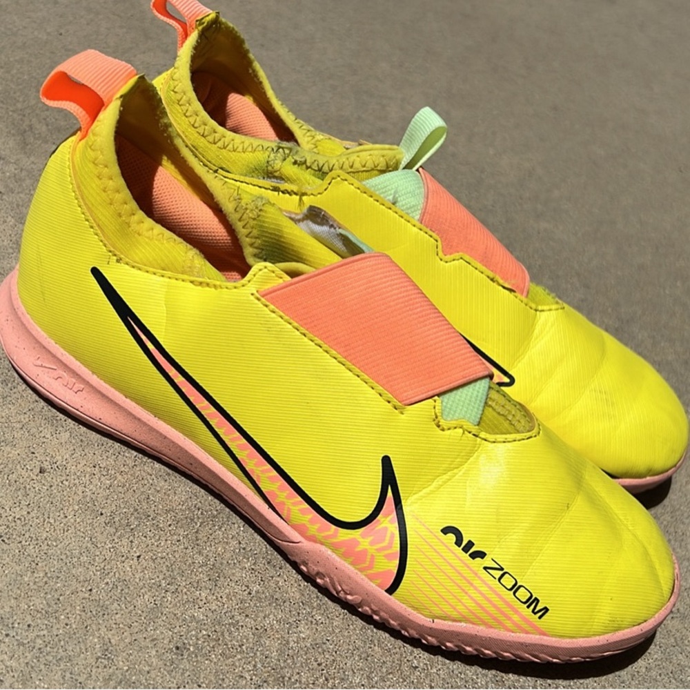 Indoor soccer shoes. Youth 3Y.